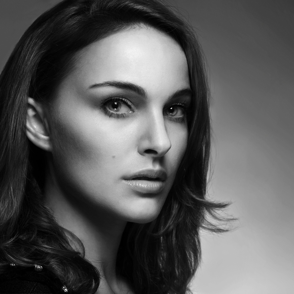 Актриса Натали Портман черно белое фото крупным планом