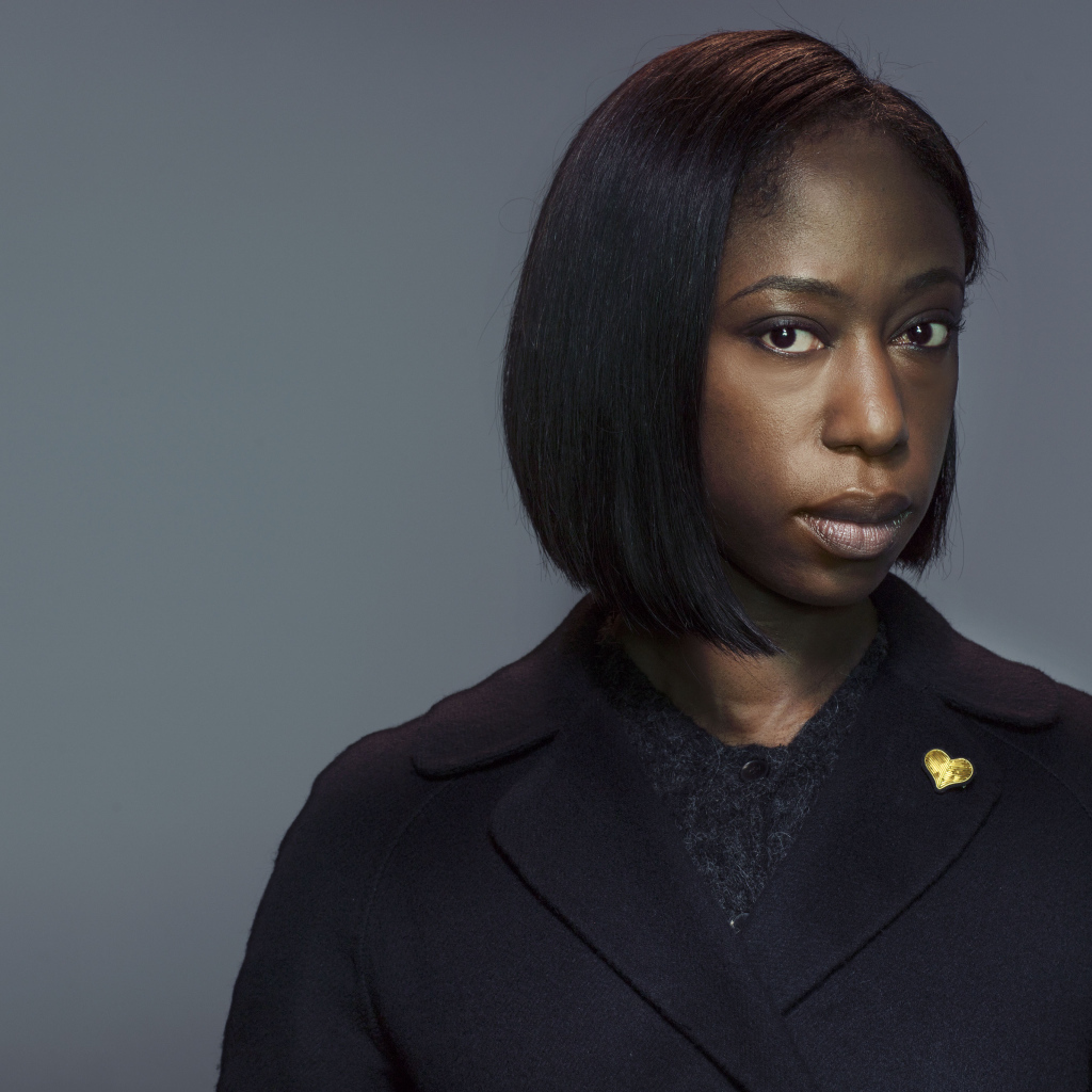 Актриса Никки Амука-Бёрд на сером фоне