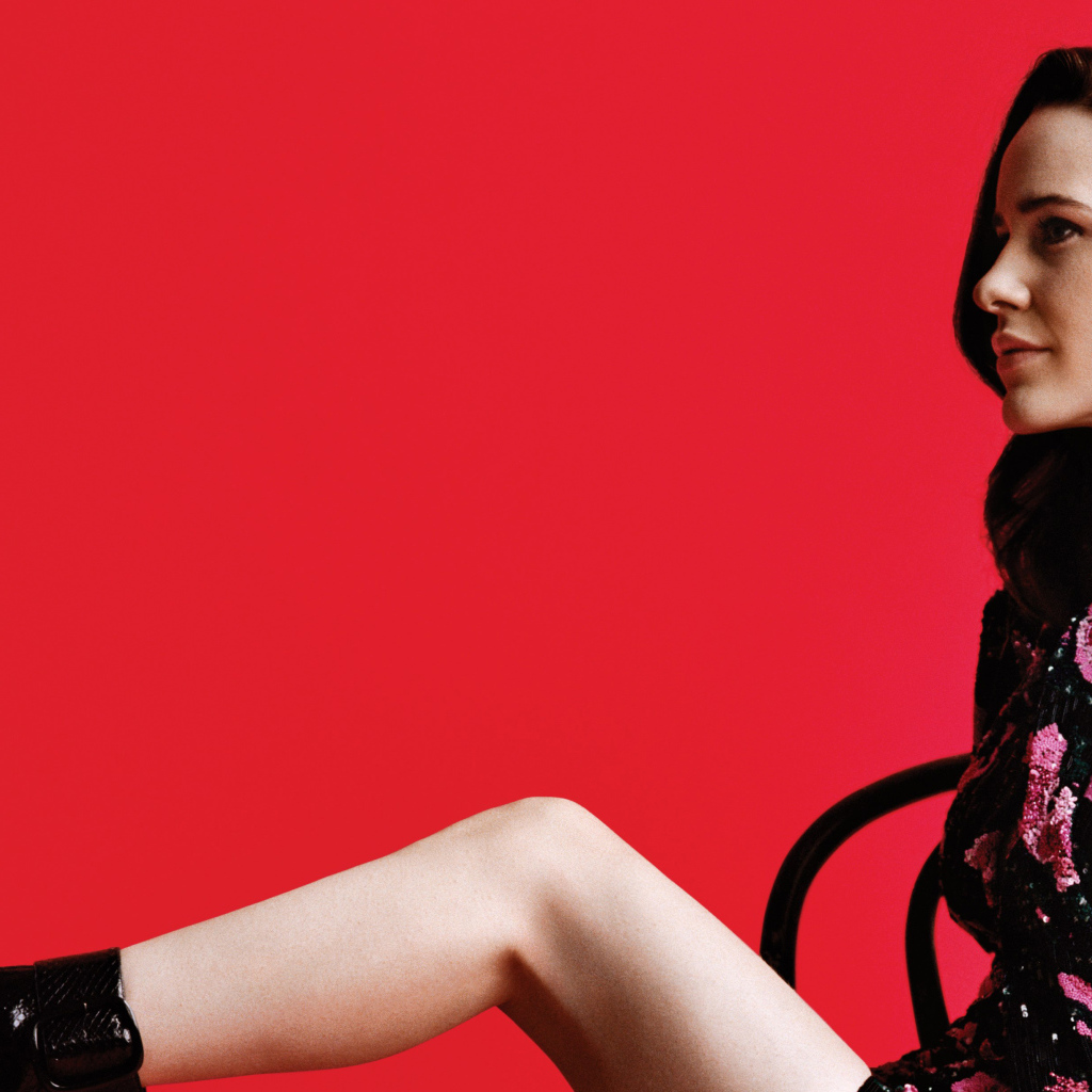 Актриса Рэйчел Броснахэн на красном фоне