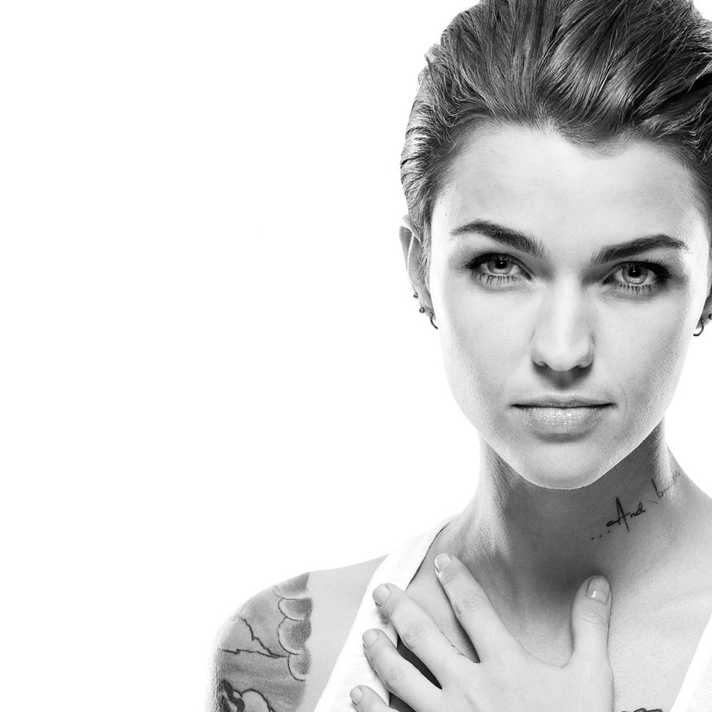 Актриса Руби Роуз с татуировками на теле черно белое фото