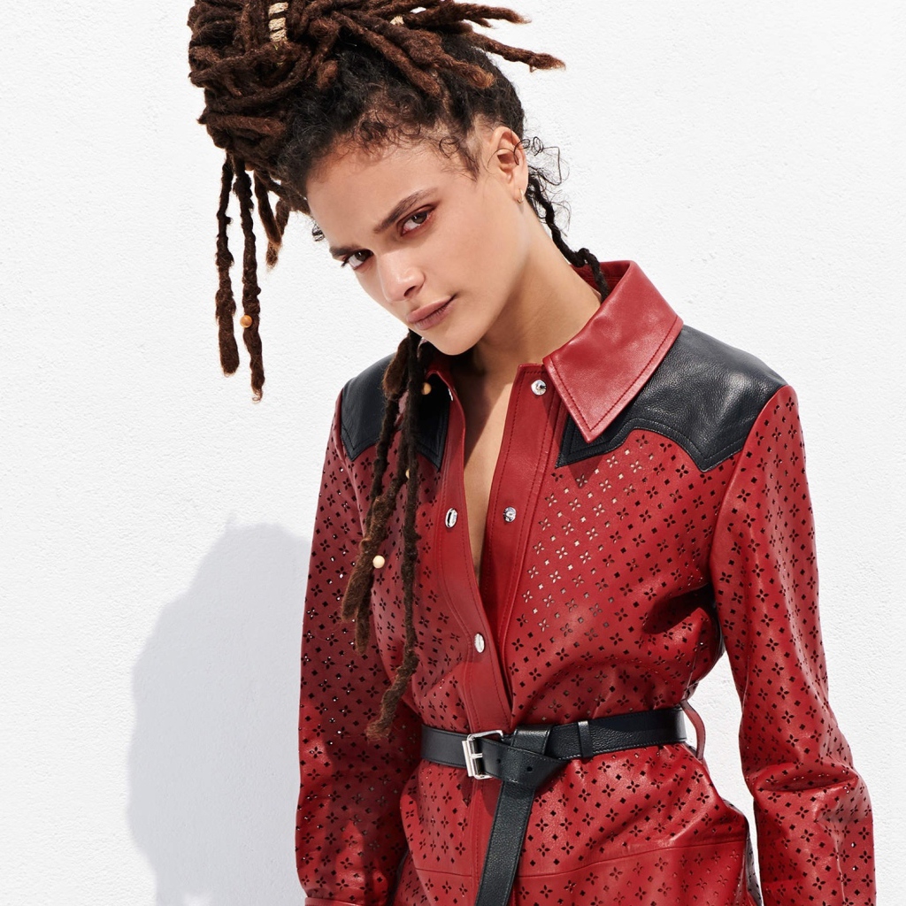 Актриса Саша Лейн на белом фоне