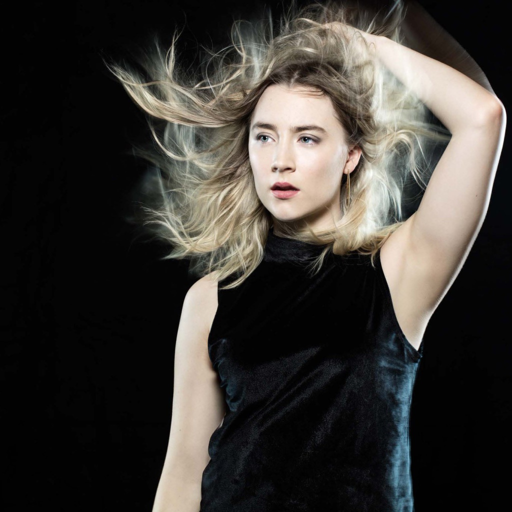 Актриса Сирша Ронан в черном наряде на черном фоне