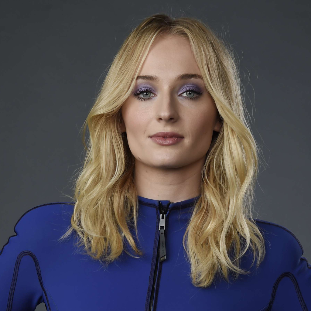 Актриса Софи Тернер крупным планом на сером фоне