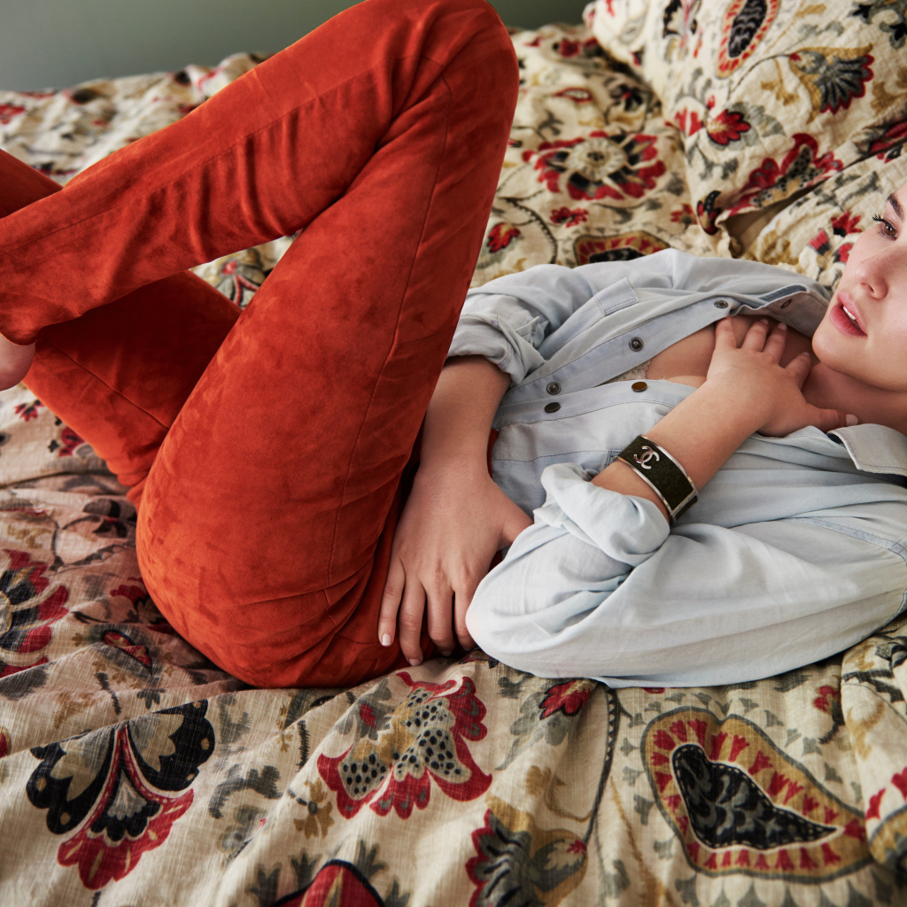 Актриса Зои Дойч лежит на кровати