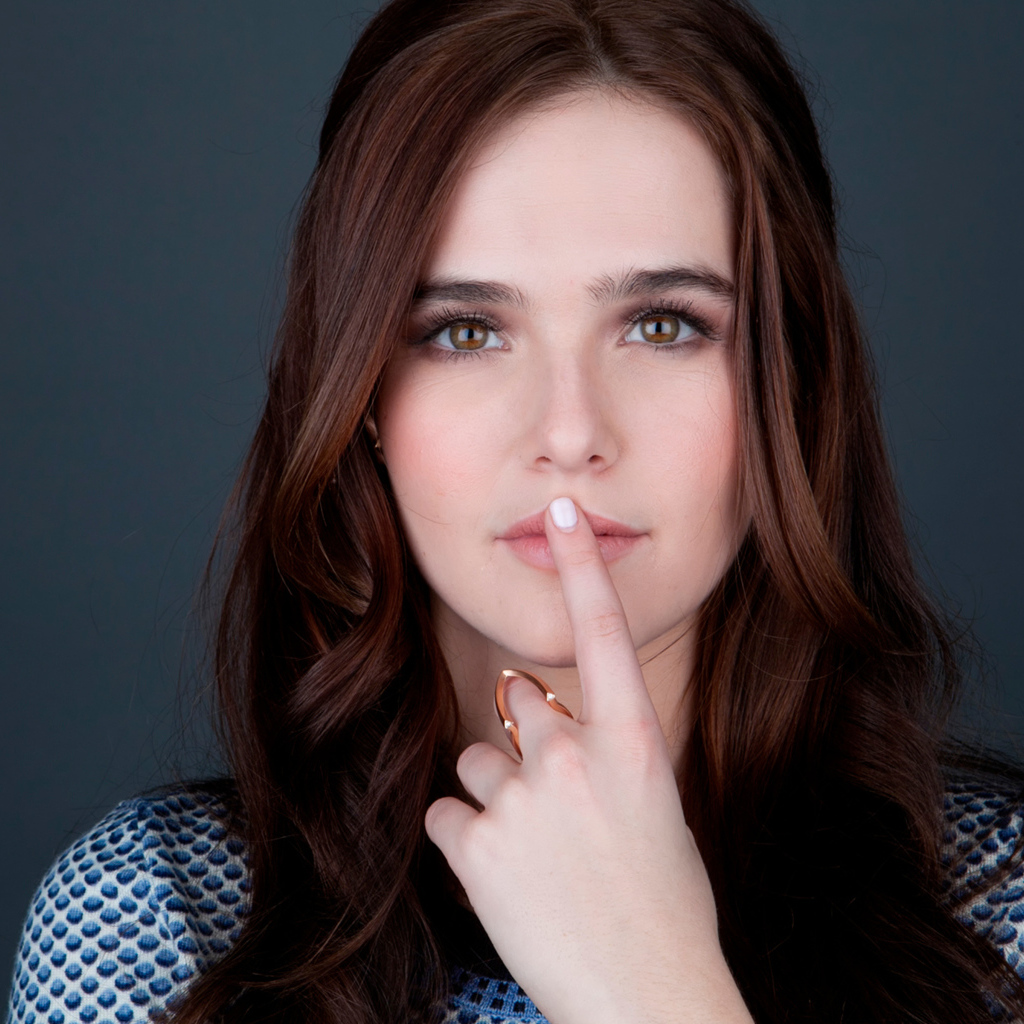 Актриса Зои Дойч с пальцем у рта