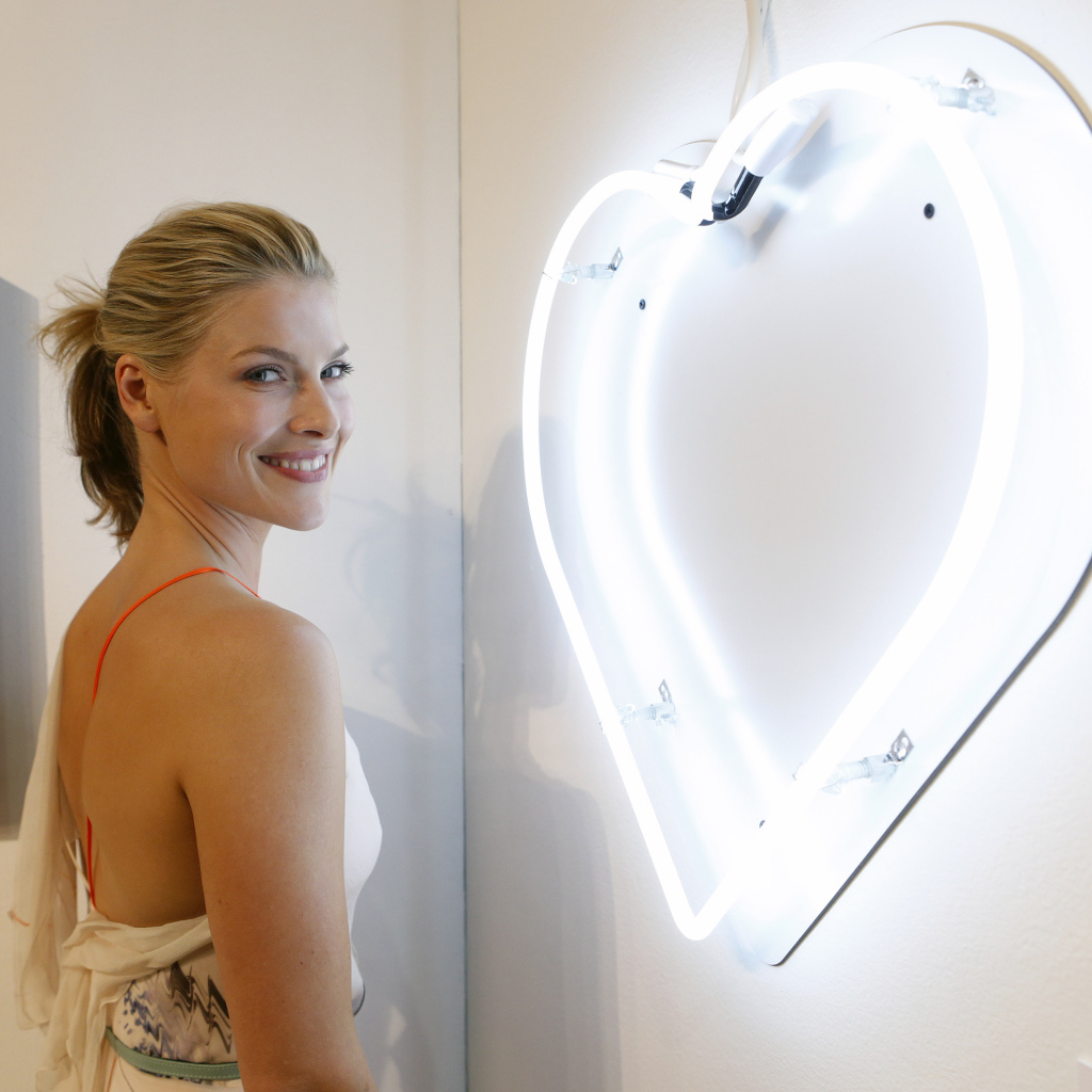 Американская актриса Эли Лартер с очаровательной улыбкой