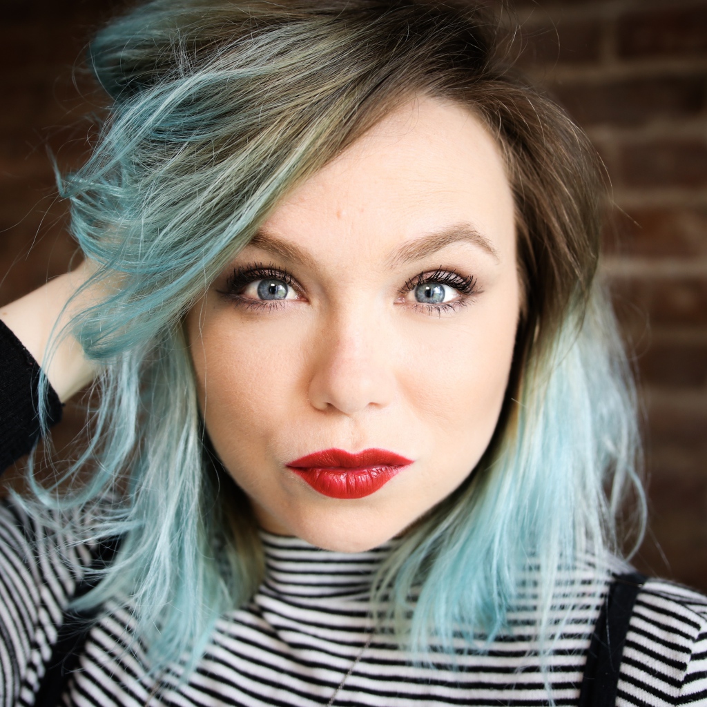 Американская актриса Аманда Фуллер с голубыми волосами