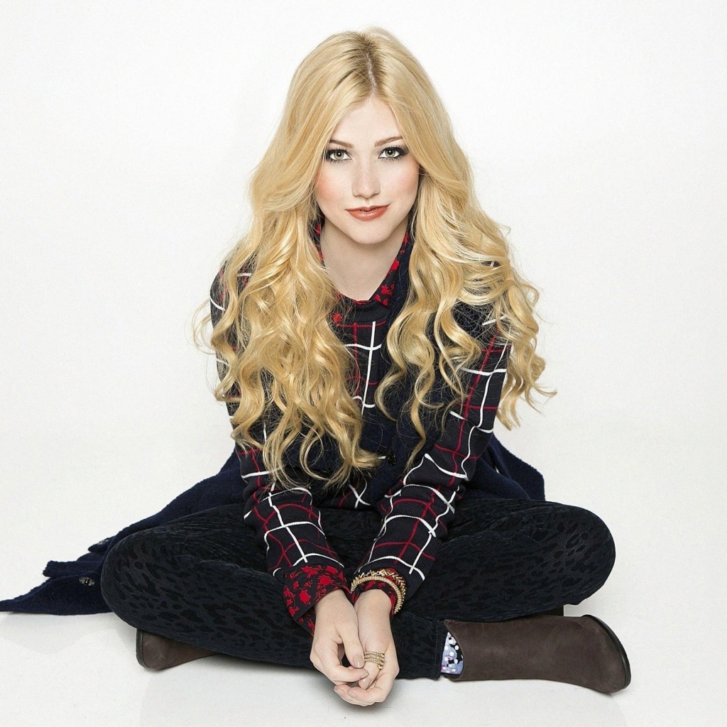 Американская актриса Кэтрин Макнамара на белом фоне