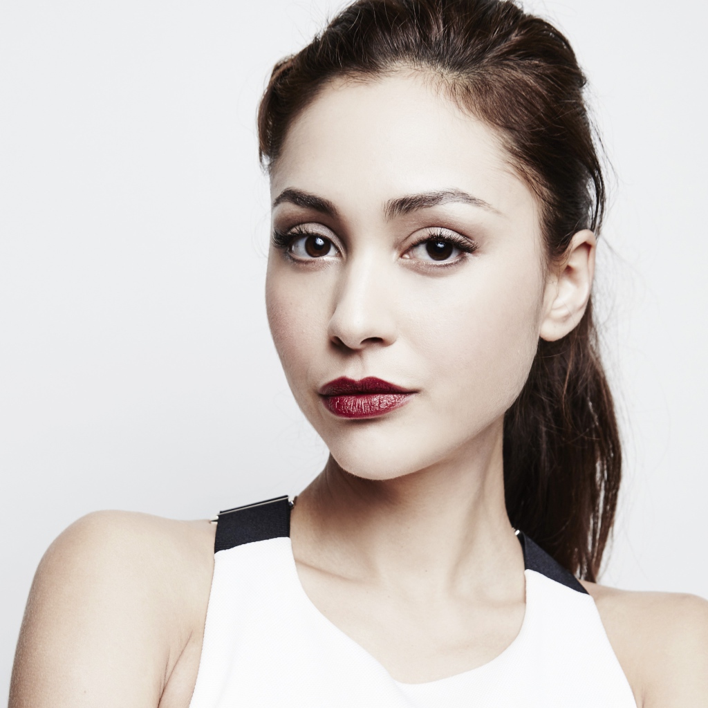 Американская актриса Линдси Морган с красными губами