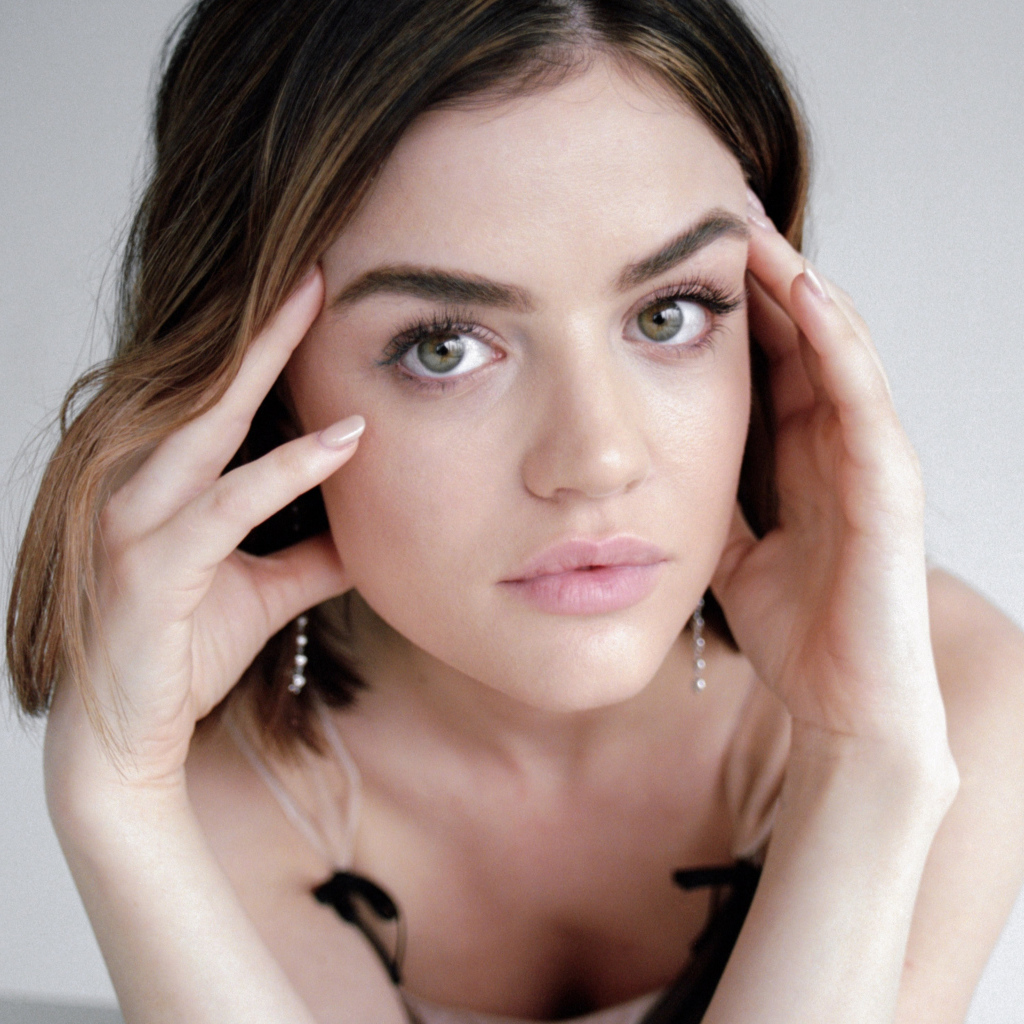 Американская актриса Люси Хейл фото на сером фоне