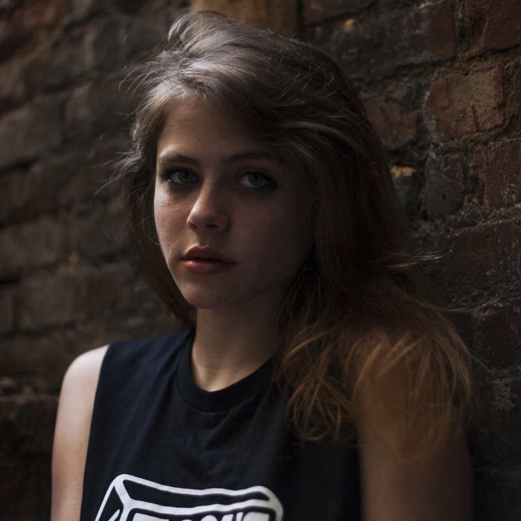 Американская актриса Оливия Луккарди у стены