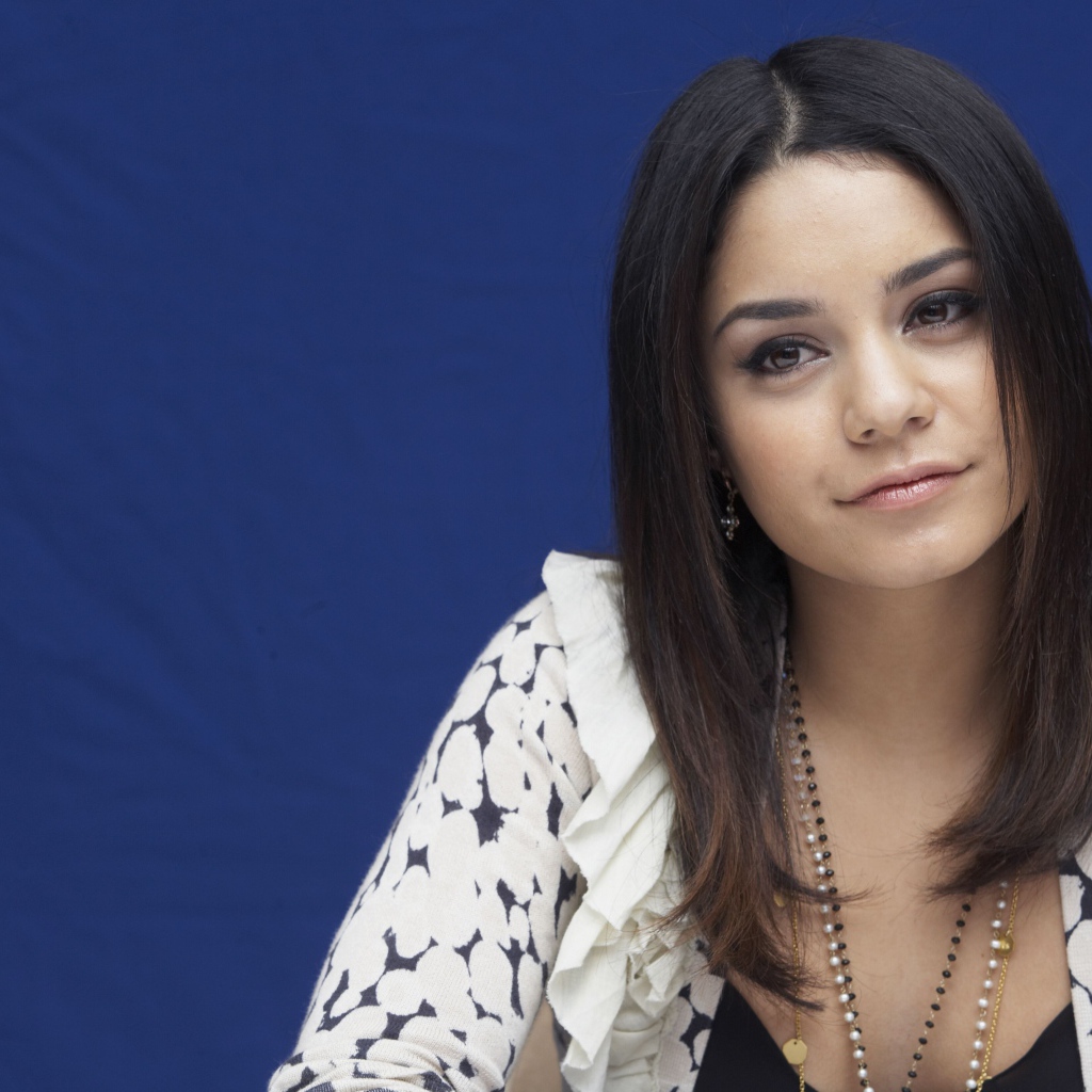 Американская актриса Ванесса Хадженс на синем фоне