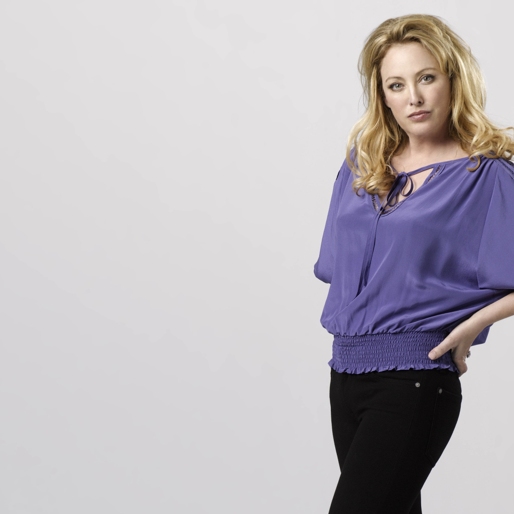 Американская актриса Вирджиния Мэдсен на сером фоне