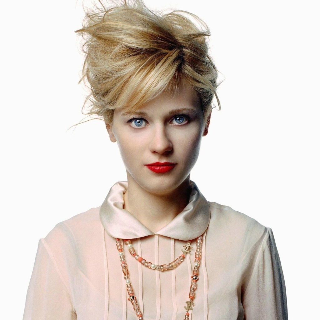 Американская актриса Зоуи Дешанель на белом фоне