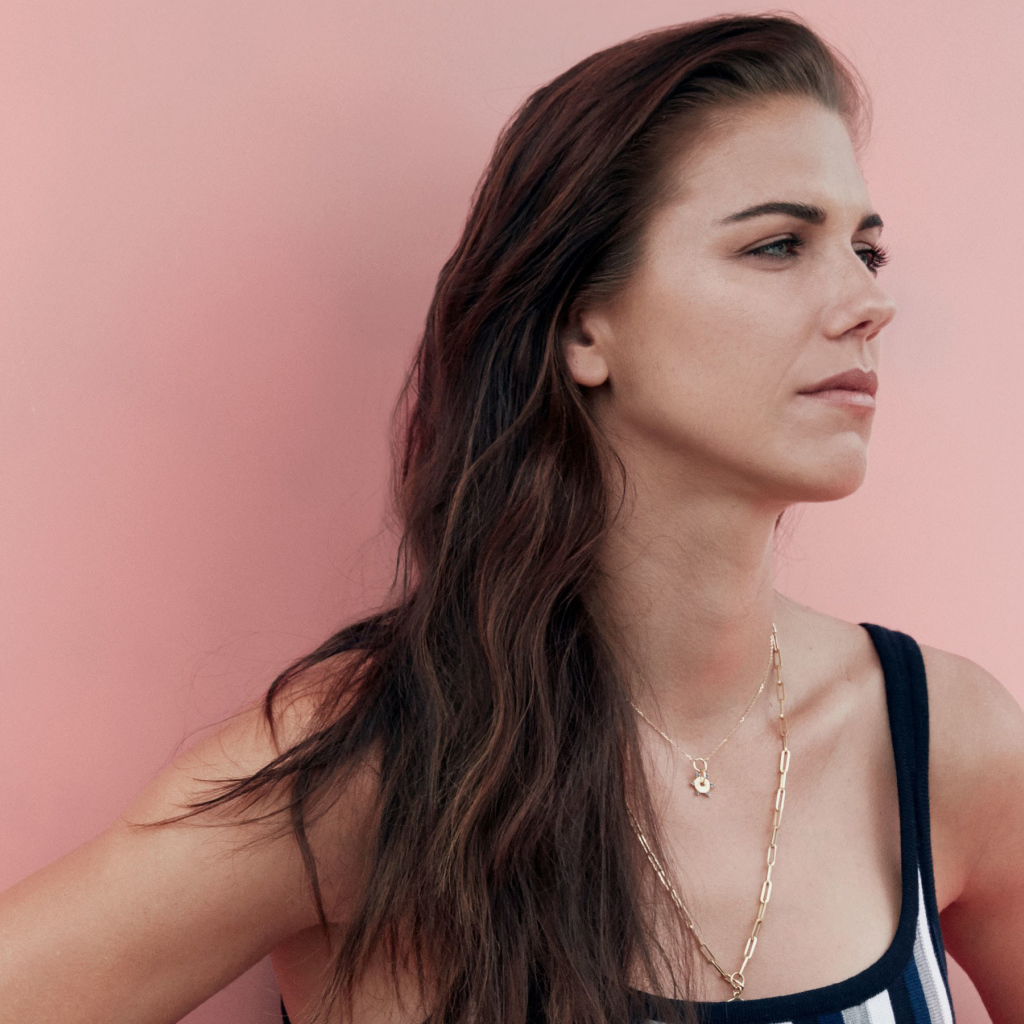 Американская футболистка Алекс Морган на розовом фоне