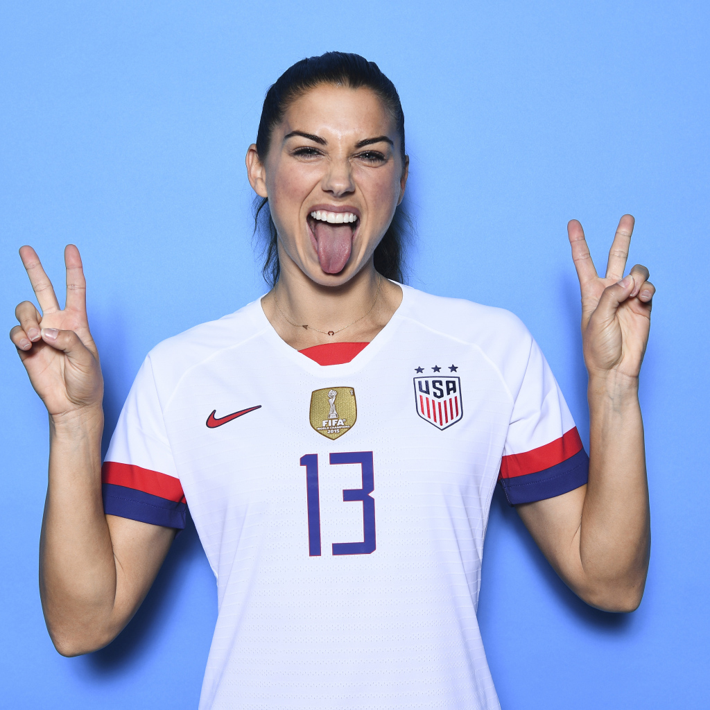 Американская футболистка Алекс Морган с высунутым языком