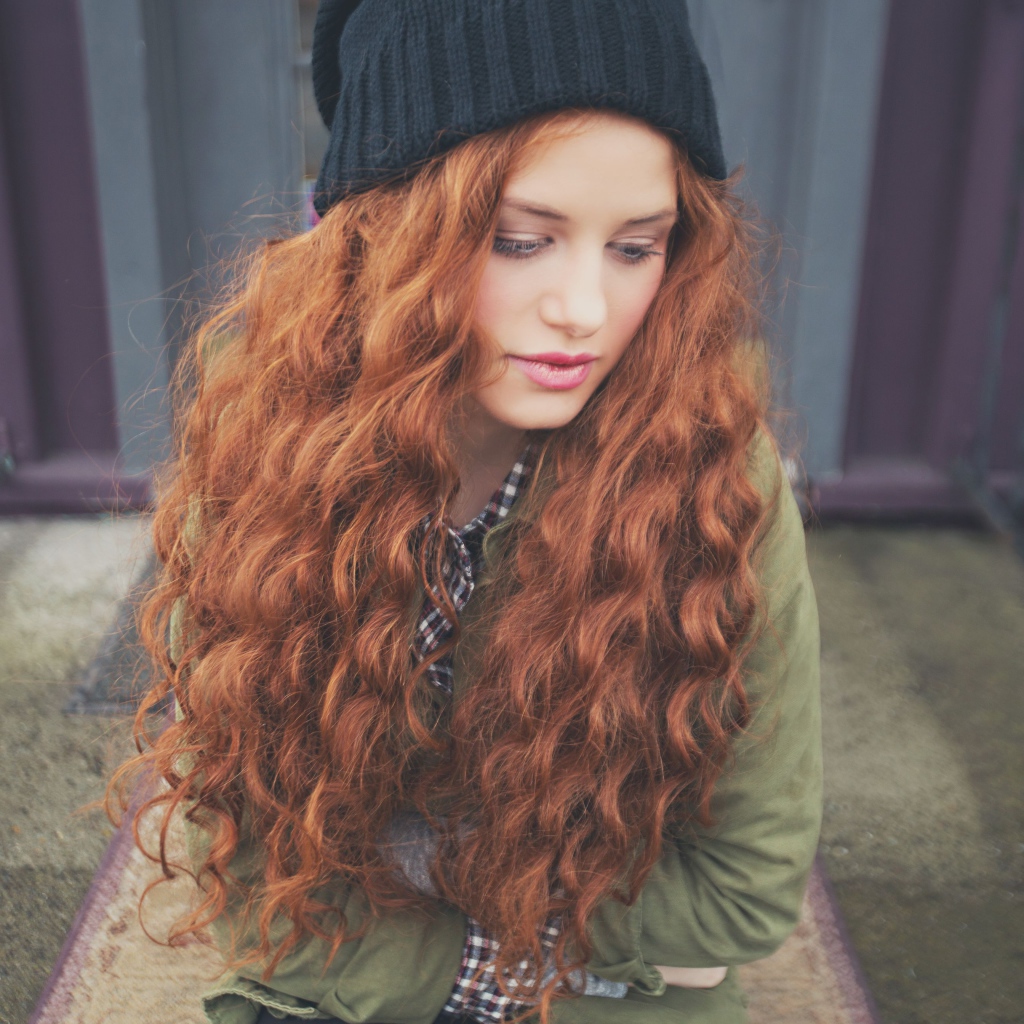 Американская рыжеволосая актриса Мэделин Петш в черной шапке