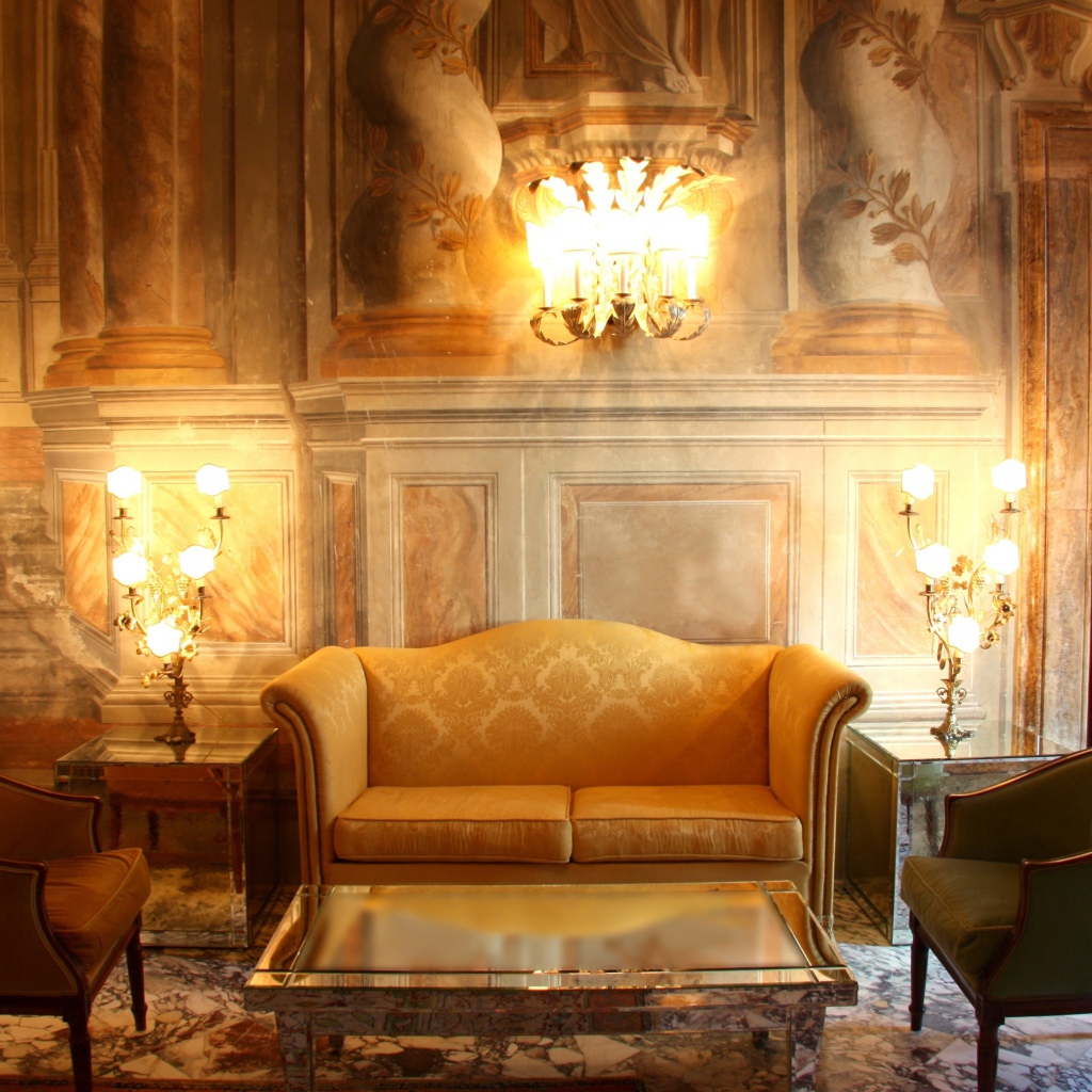 Старинный интерьер комнаты с диваном и креслами