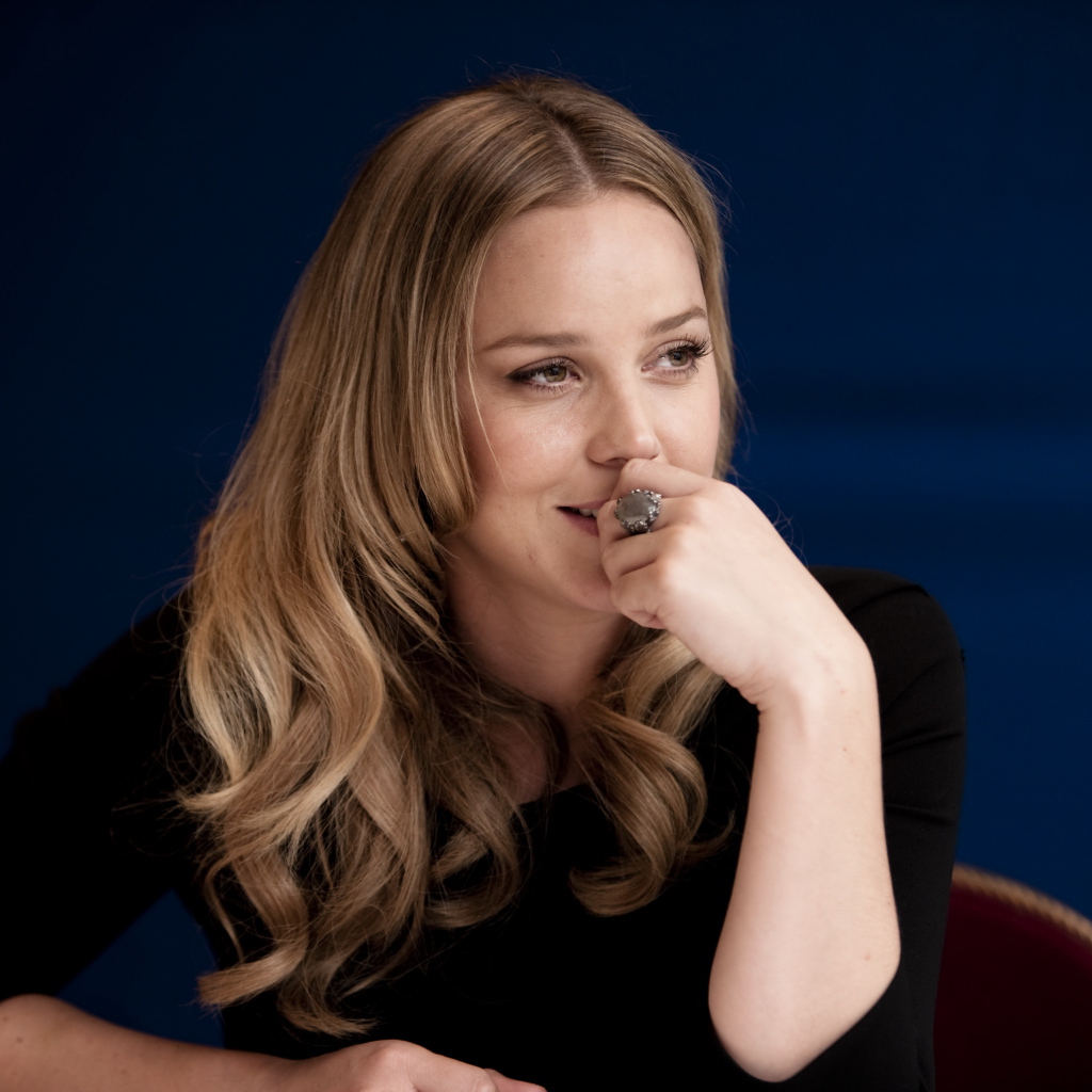 Австралийская актриса Эбби Корниш в черном платье