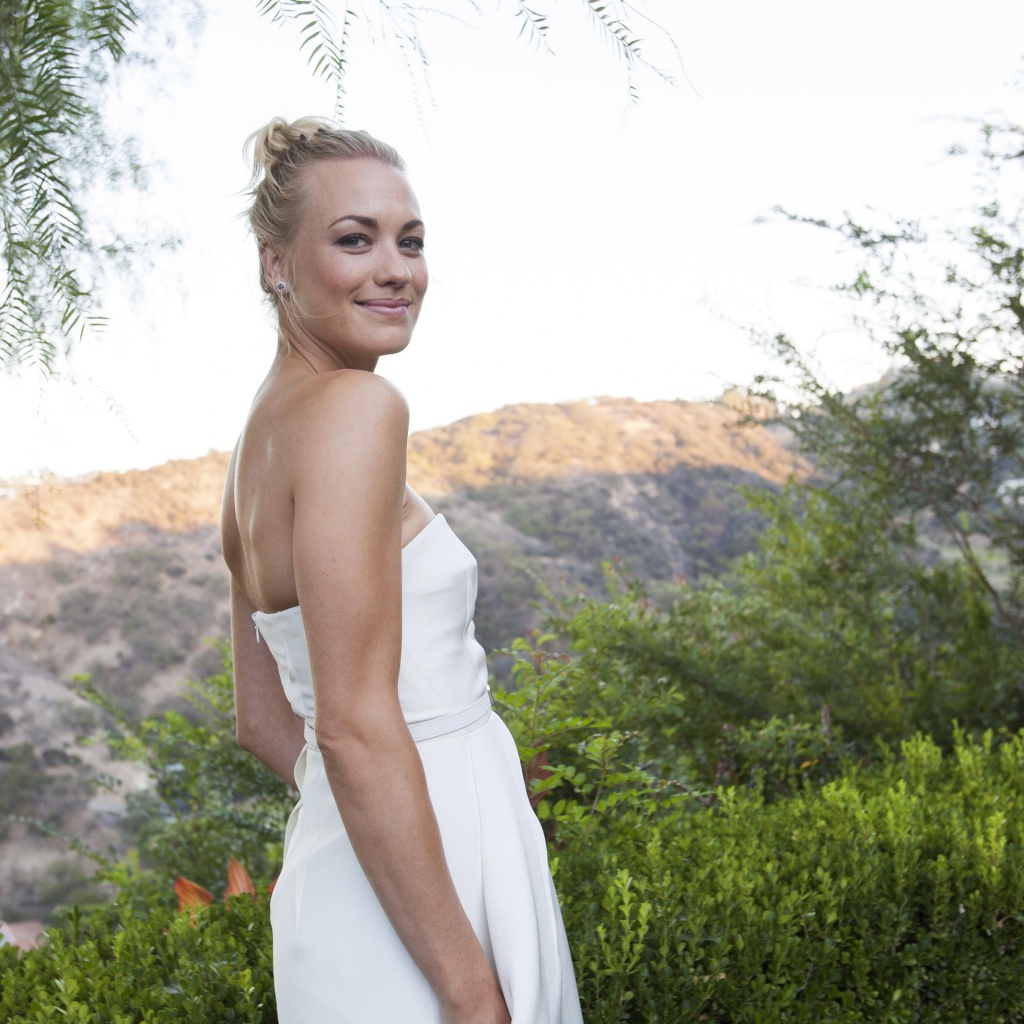 Австралийская актриса Ивонн Страховски в белом платье