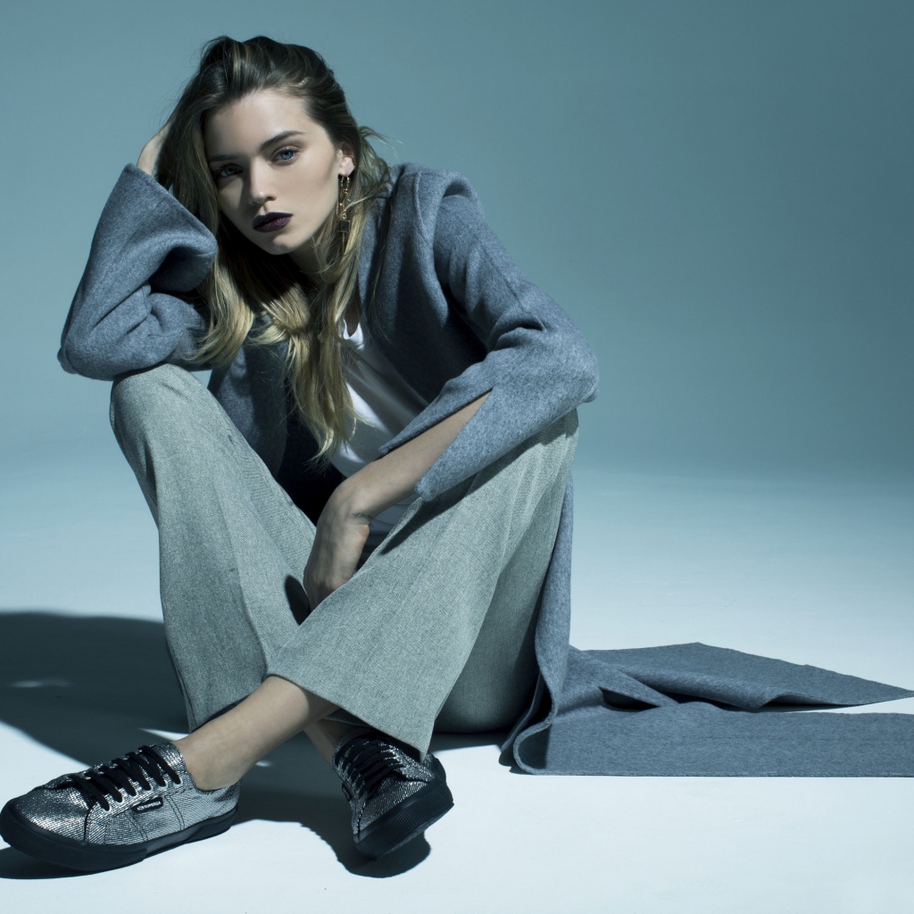 Австралийская супермодель и актриса Эбби Ли Кершоу в сером костюме