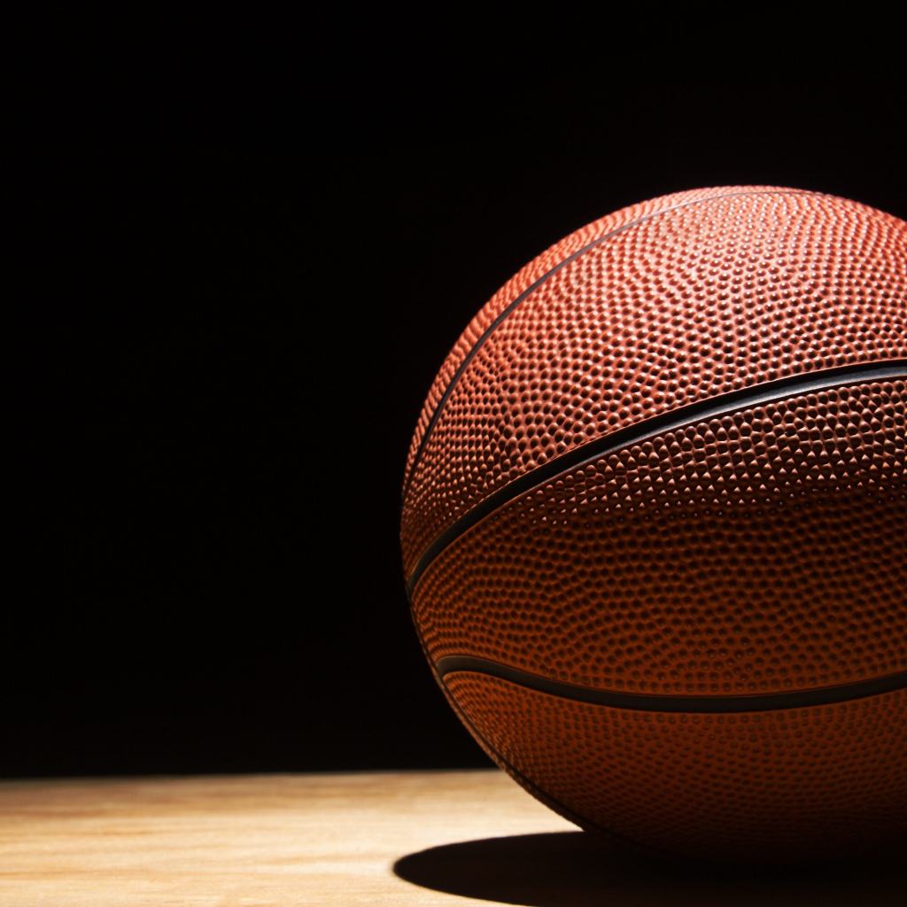 Баскетбольный мяч на черном фоне