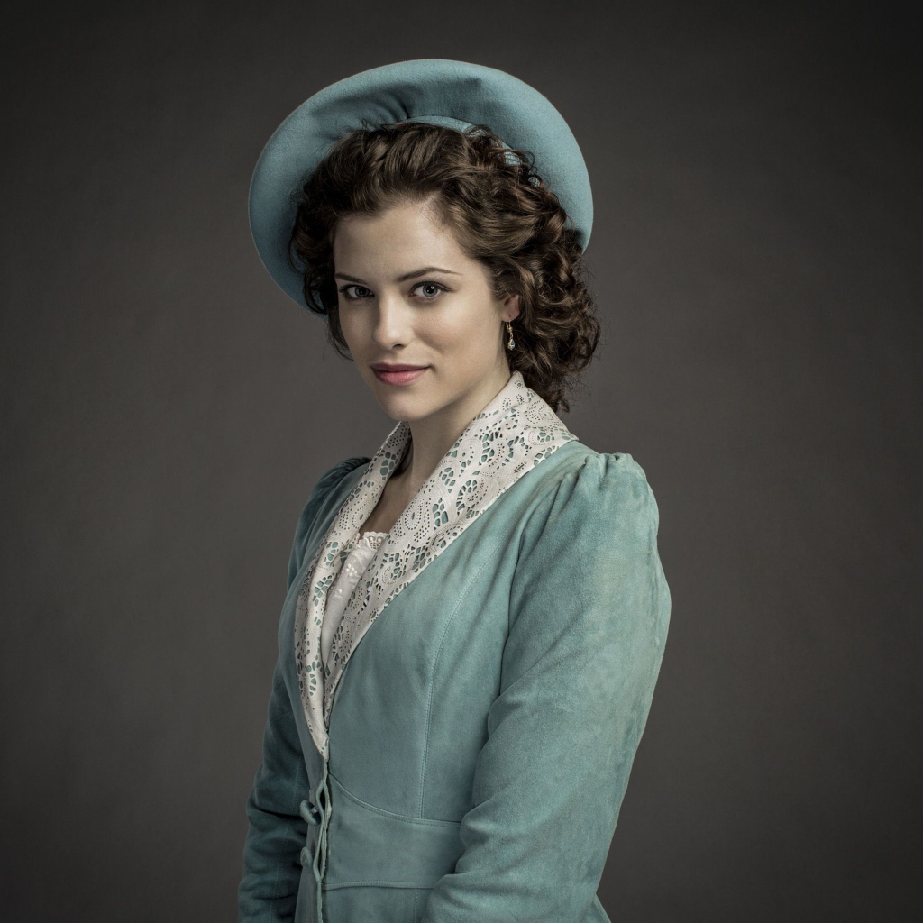 Красивая австралийская актриса Джессика де Гау в шляпке 