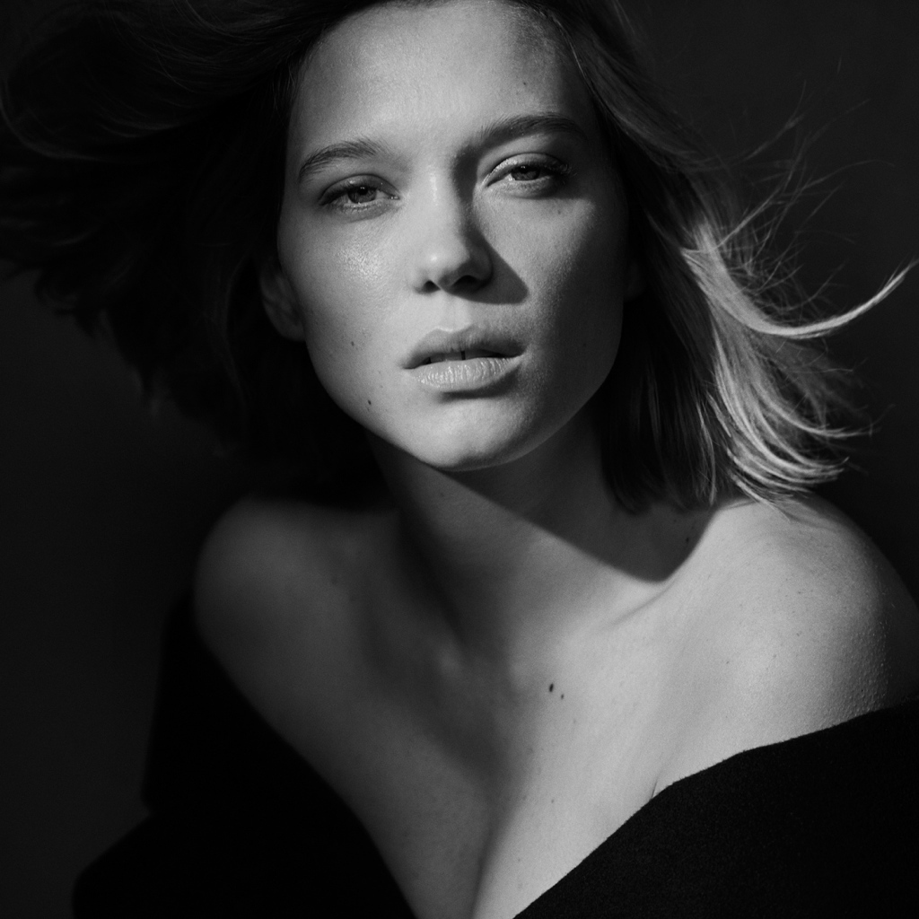 Красивая французская актриса Леа Сейду черно- белое фото