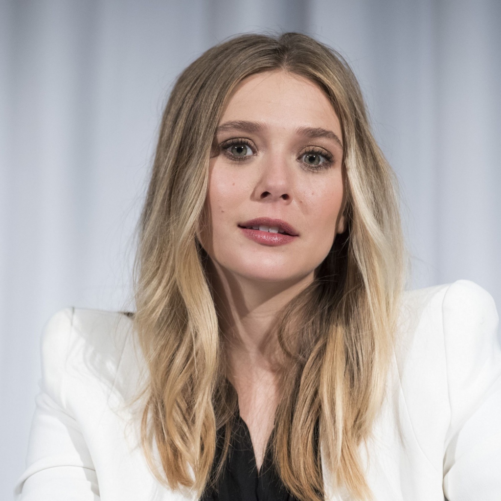 Красивая актриса Элизабет Олсен в белом пиджаке