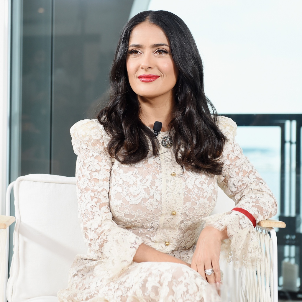 Красивая актриса Сальма Хайек в белом платье в кресле