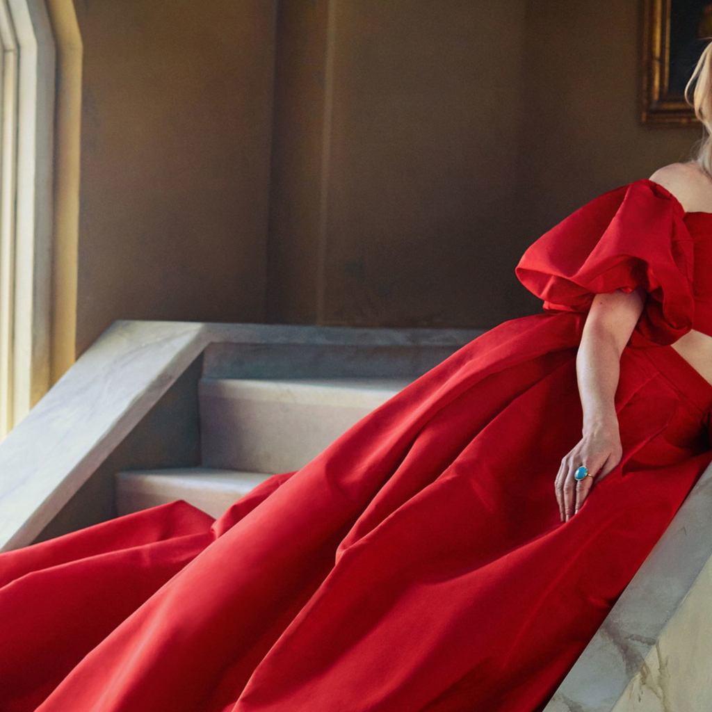 Красивая блондинка, актриса Элизабет Бэнкс в красном платье