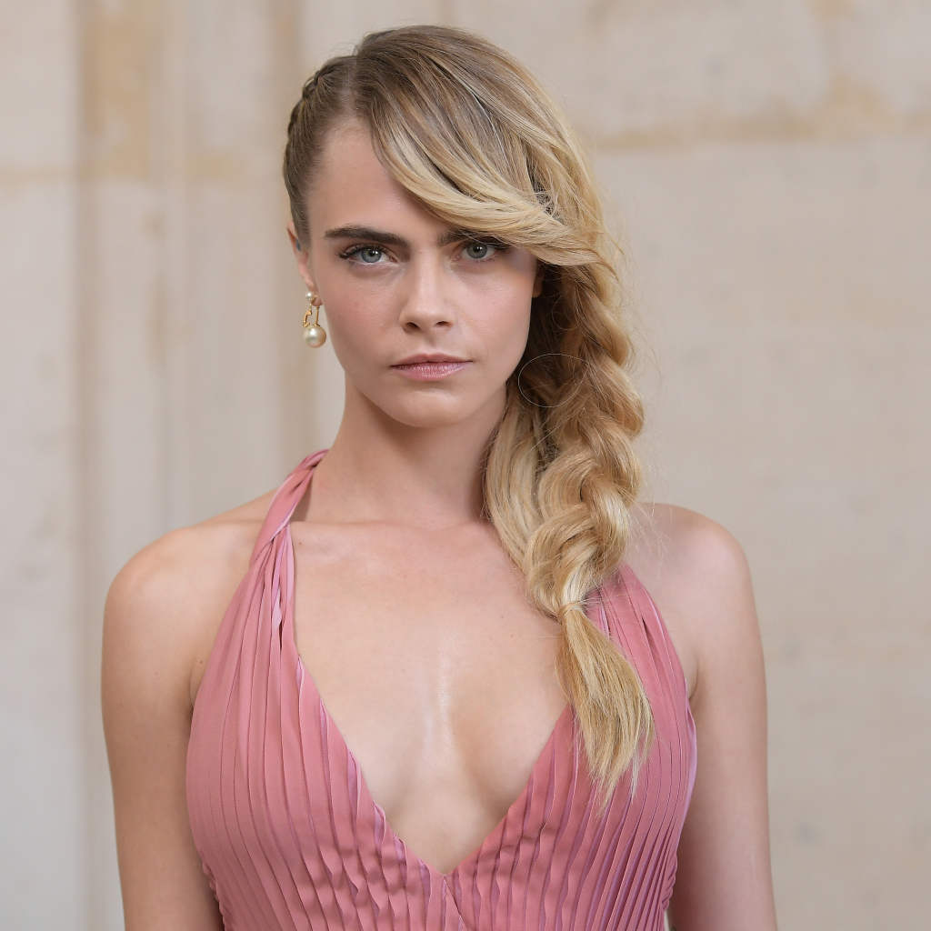 Красивая девушка блондинка, актриса и модель Кара Делевинь