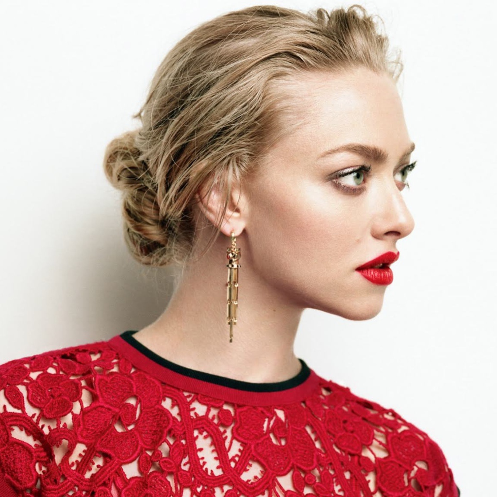 Красивая блондинка в красном платье, актриса Аманда Сейфрид