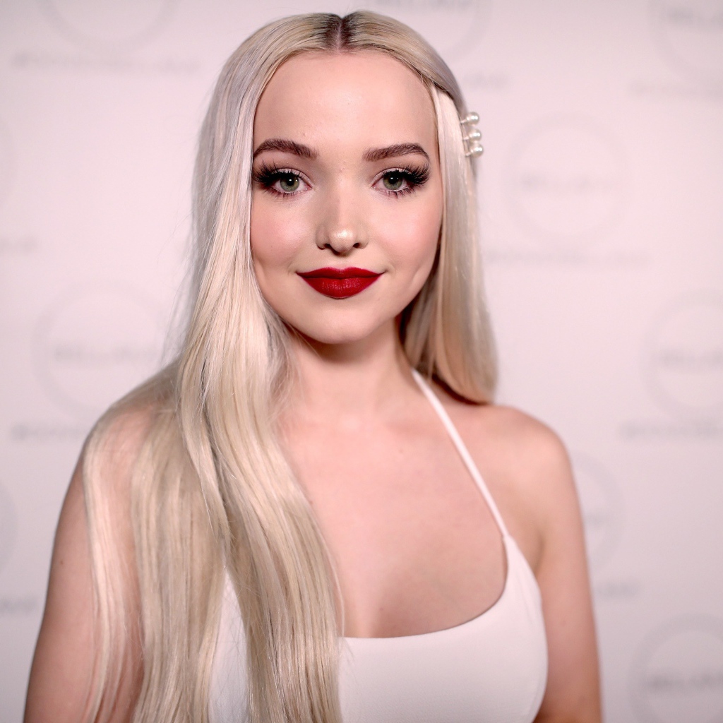Красивая блондинка с длинными волосами актриса Дав Кэмерон