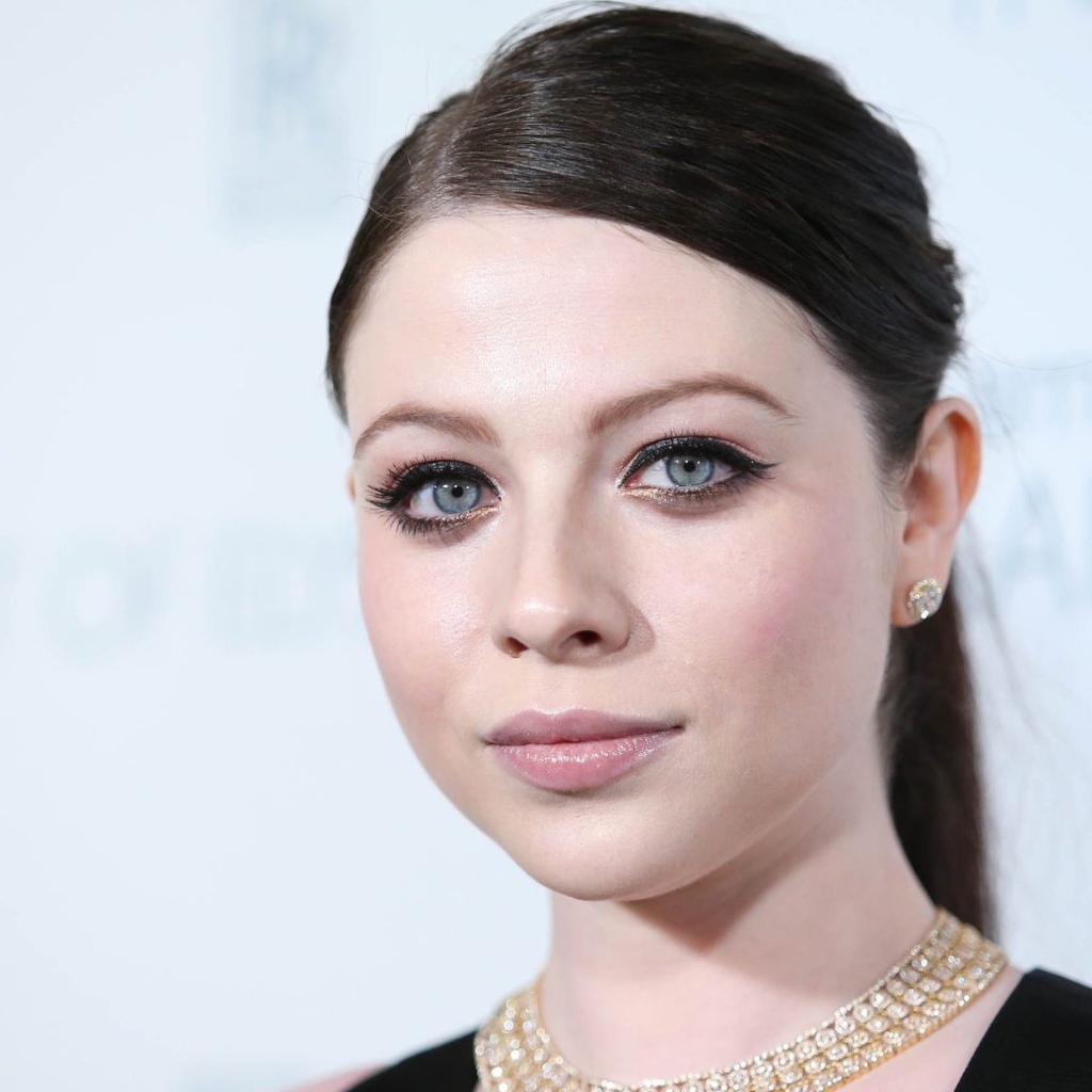 Красивая голубоглазая актриса Мишель Трахтенберг лицо крупным планом