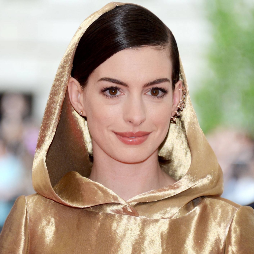 Красивая кареглазая брюнетка, актриса Энн Хэтэуэй 