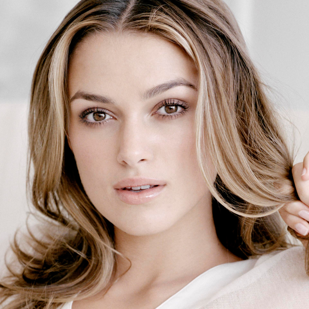 Красивая кареглазая девушка, актриса Кира Найтли