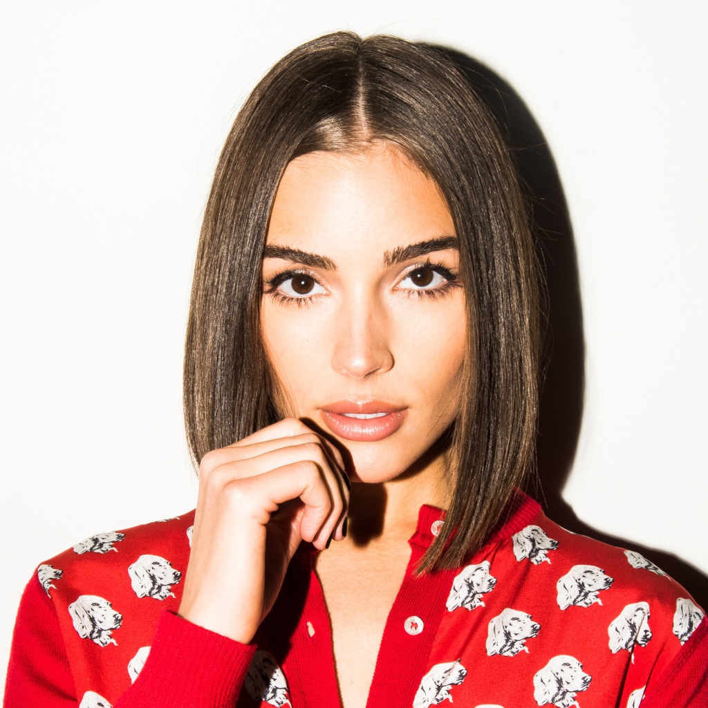 Красивая кареглазая девушка, актриса Оливия Калпо на белом фоне