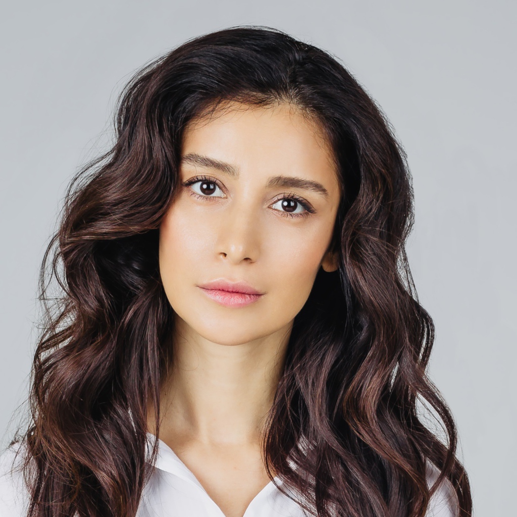 Красивая кареглазая девушка, актриса Равшана Куркова