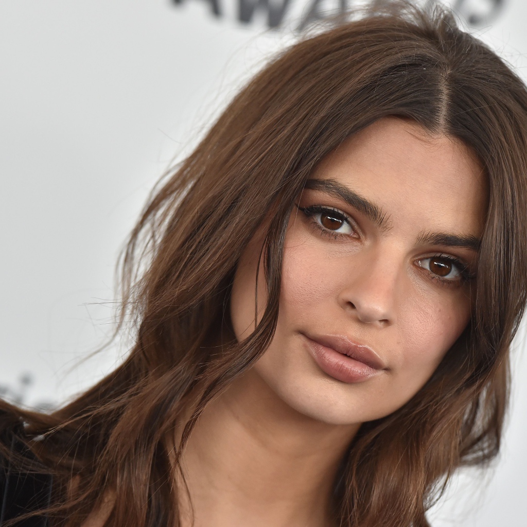 Красивая девушка шатенка, американская модель и актриса Эмили Ратаковски