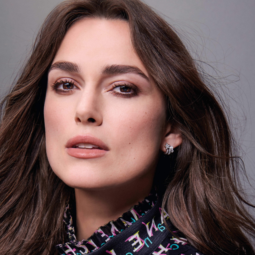 Красивая шатенка, актриса Кира Найтли лицо крупным планом