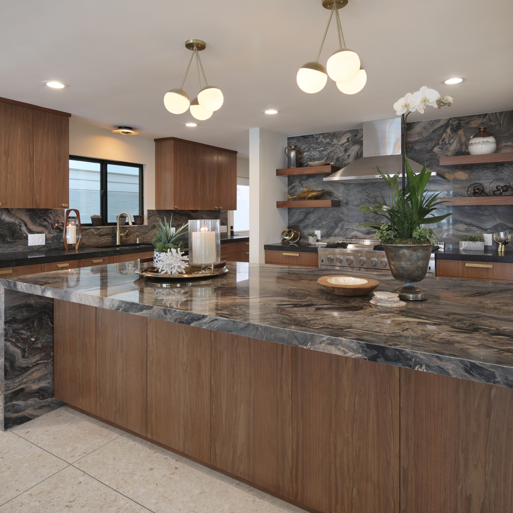 Красивая коричневая кухня с гранитными столами
