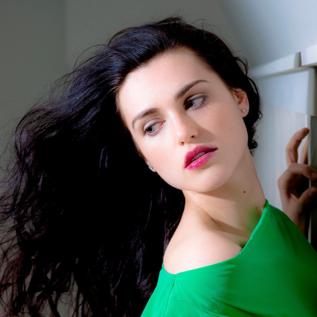 Красивая брюнетка Кэти Макграт с розовыми губами