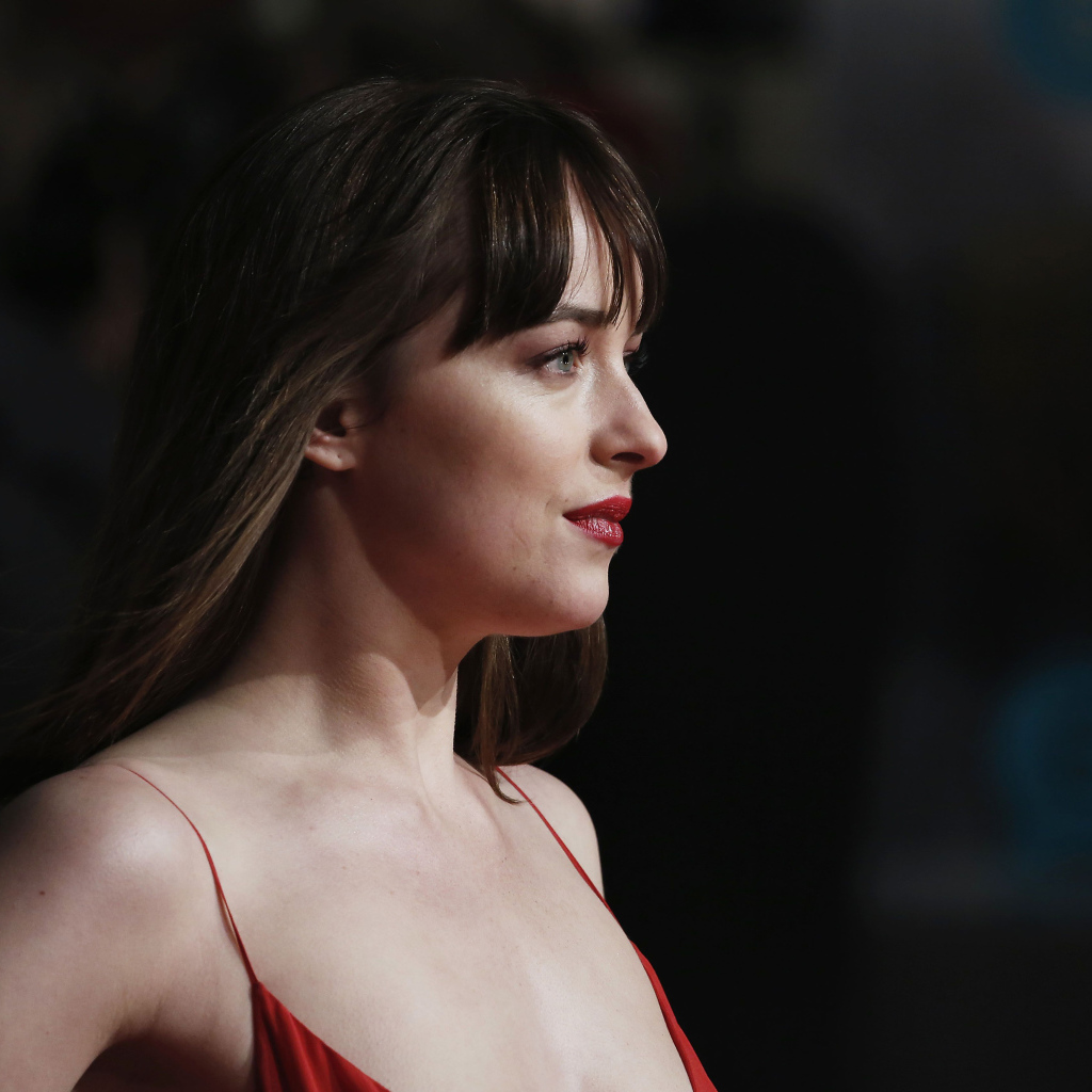 Красивая брюнетка актриса Дакота Джонсон 