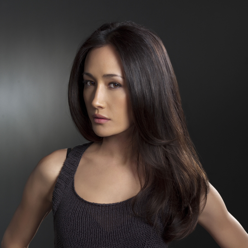 Красивая брюнетка актриса Мэгги Кью на сером фоне