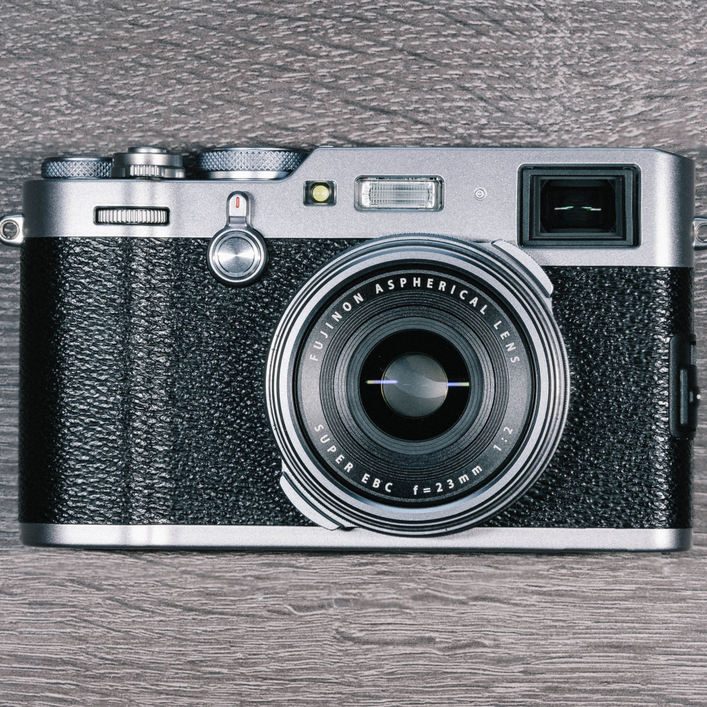 Красивый фотоаппарат Fujifilm X100F на столе