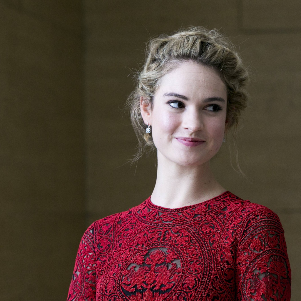 Красивая девушка, британская актриса Лили Джеймс