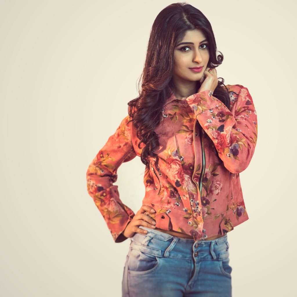 Красивая девушка, индийская актриса Адити Рао Хидари на сером фоне