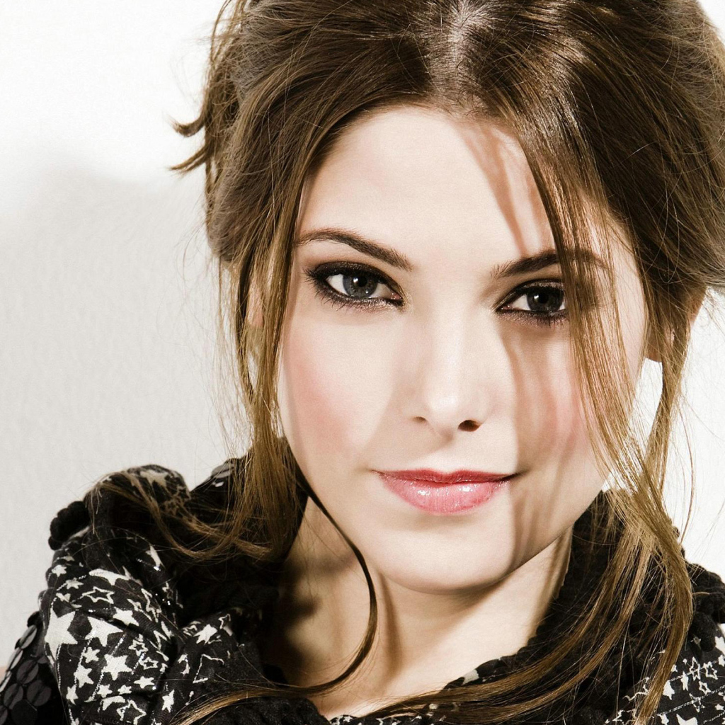 Красивая девушка, актриса Эшли Грин на белом фоне