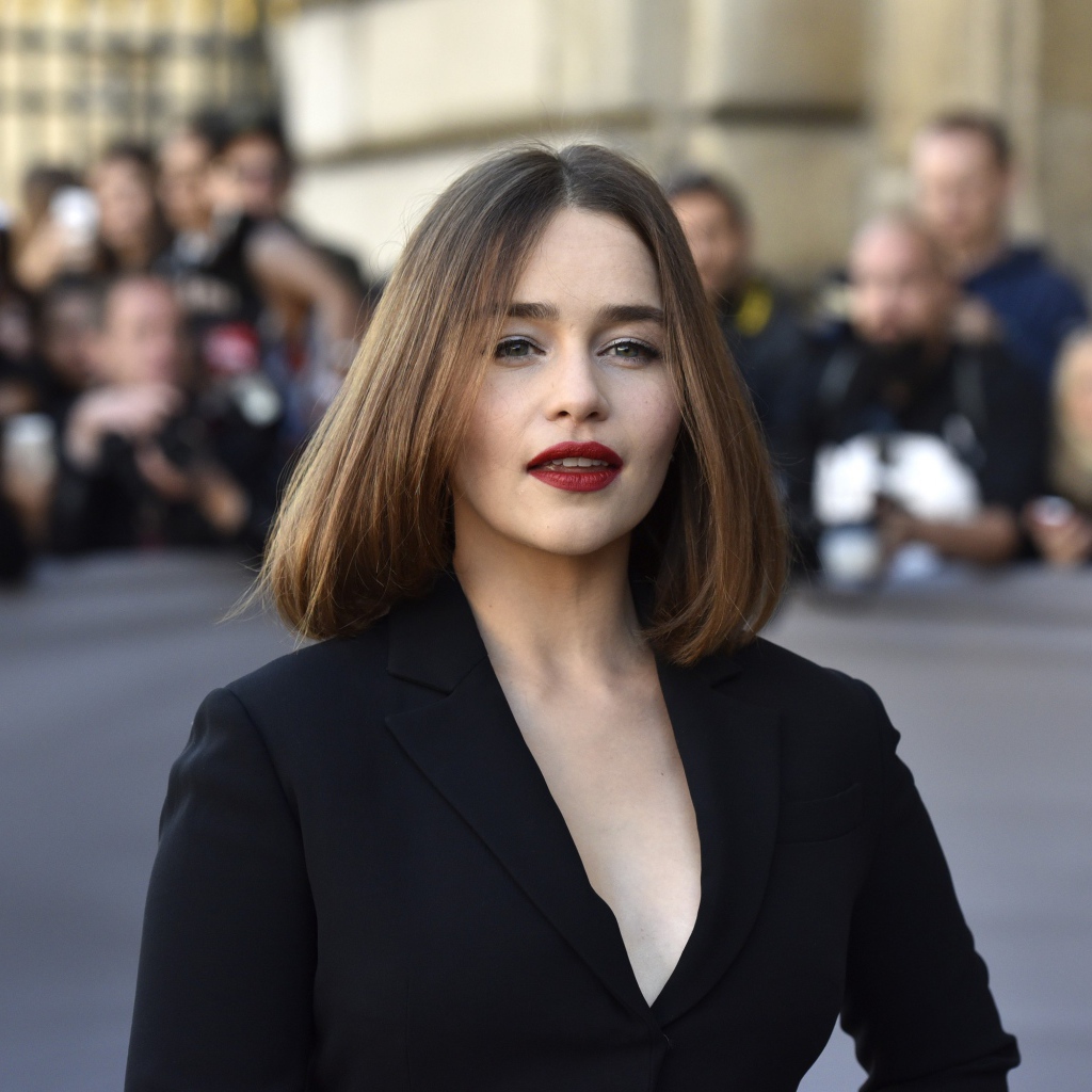 Красивая девушка, актриса Эмилия Кларк в черном пиджаке